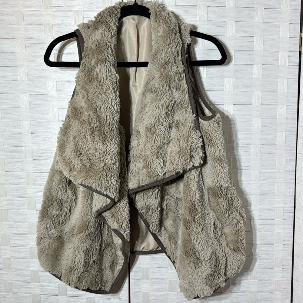 Jack by BB Dakota Light‎ Brown Sherpa Faux Fur Vest with a Darker Trim Size XS